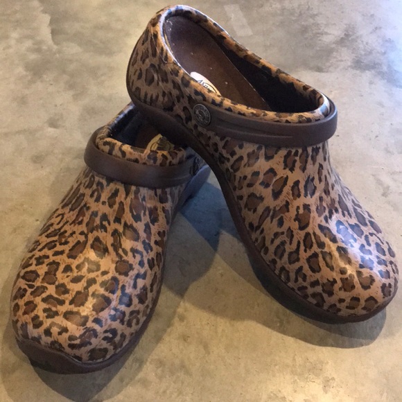 anywear leopard clogs